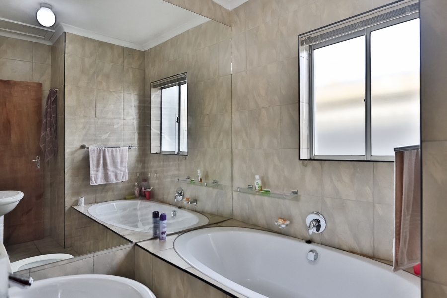5 Bedroom Property for Sale in Gustrouw Western Cape